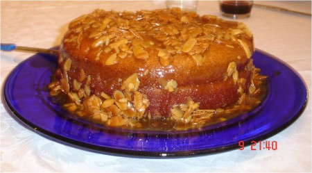 Bolo Delicioso Coberto com Amêndoas Caramelizadas